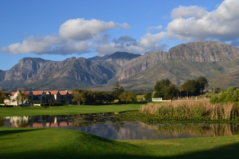 Bahn 25 mit Blick au f die Drakenstein Mountains © Paarl Golf Club