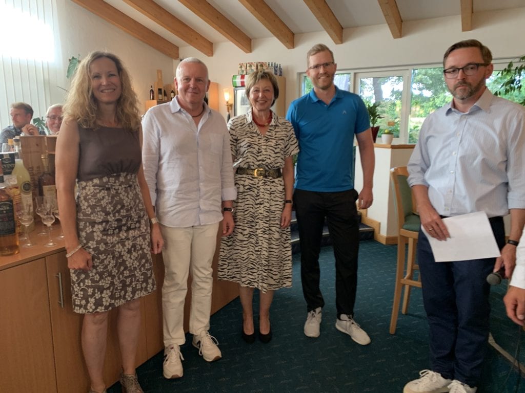 Die Bruttosieger von links: Carmen Neuendorf, Bernd Münchinger, Monika Pietschmann-Eschle und Kristian Kemmler sowie Clubmanager Norbert Zimmermanns.